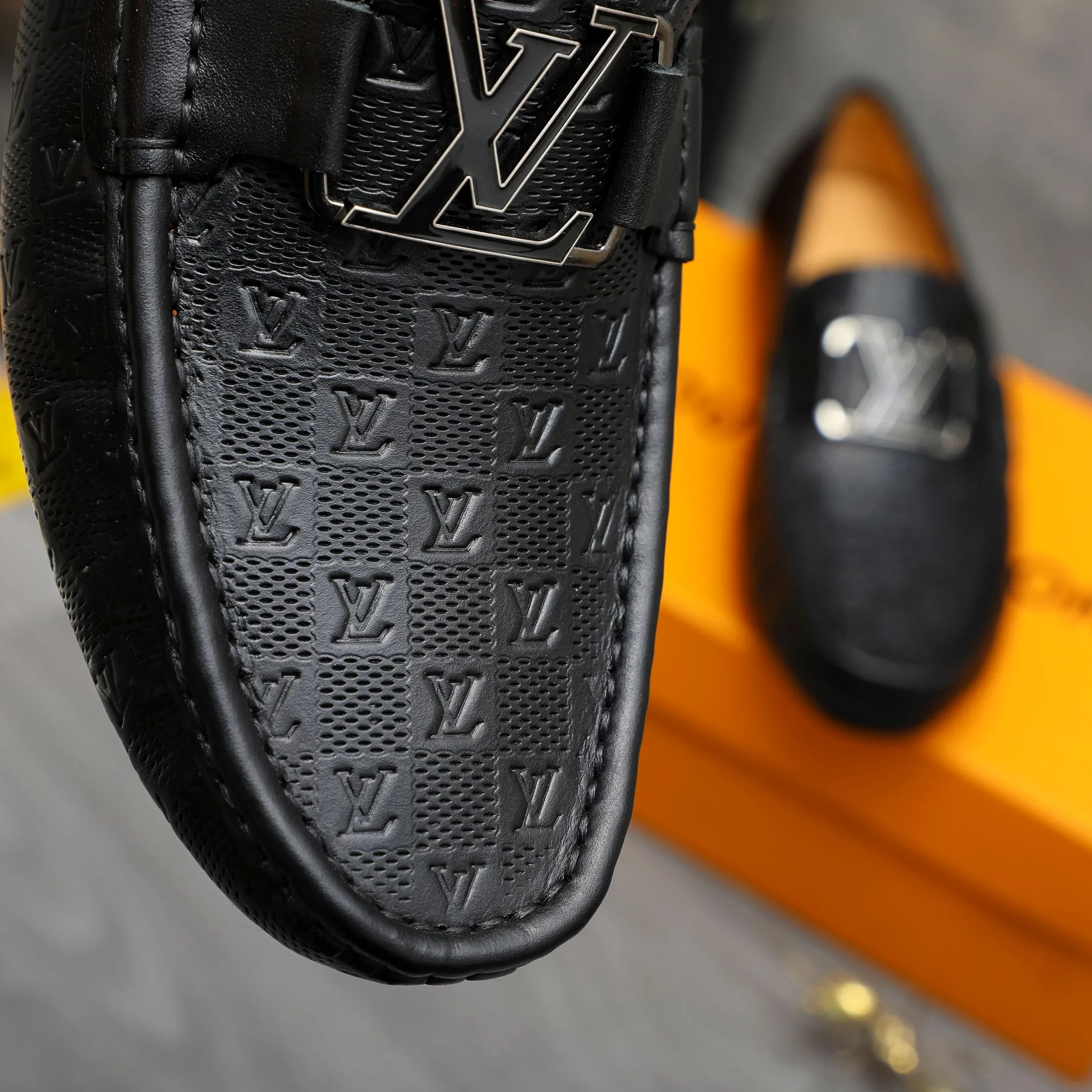 Men's shoes 💰p380 Product trademark: LV "Louis Vuitton" casual slip-on men's shoes Regular size: 38-45 Product material: Selected classic embossed cowhide upper, pigskin lining, rubber outsole